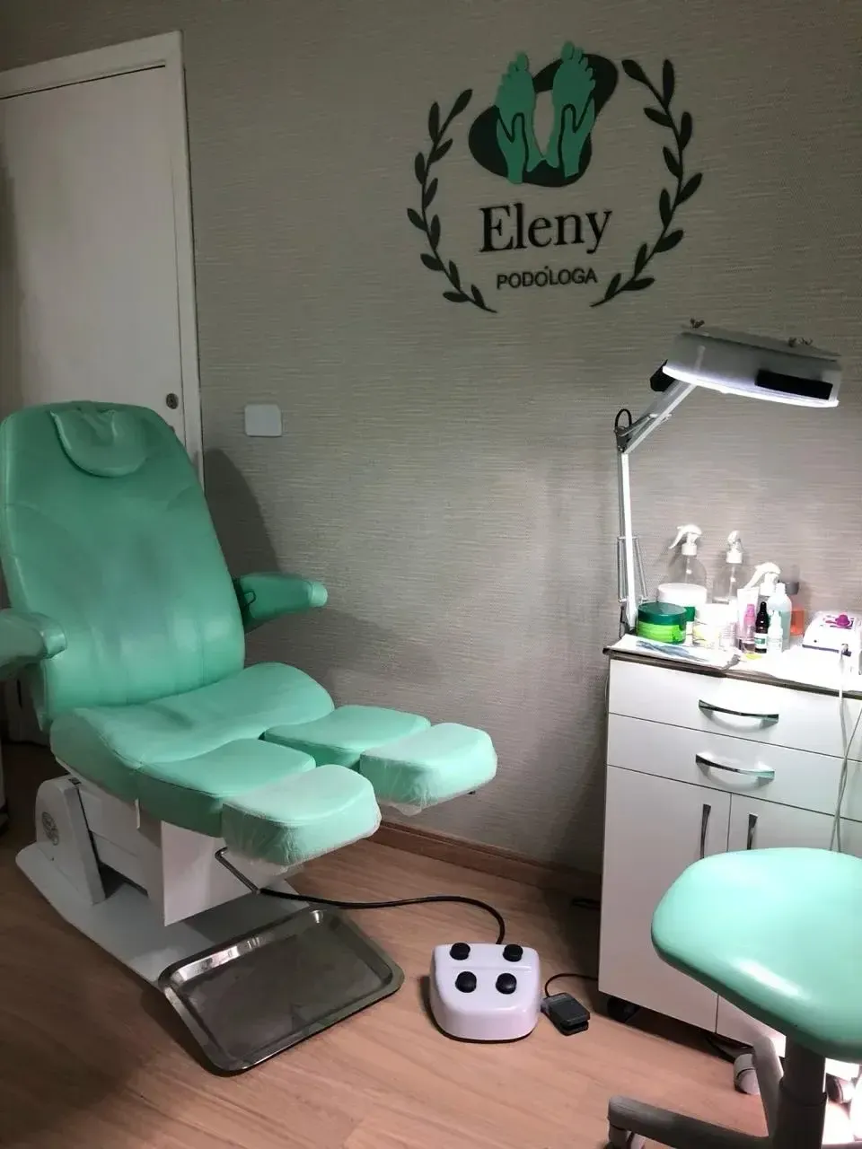 Consultório da Eleny Podóloga, com a marca na parede