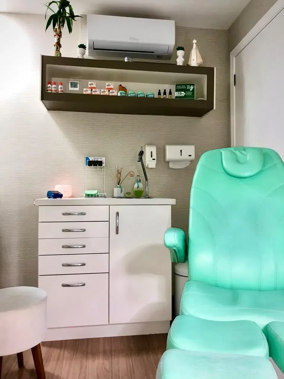 Consultório da Eleny Podóloga em Alphaville — cadeira e equipamentos